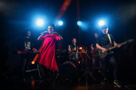 Consejos para los aspirantes a cantantes: Cómo iniciar una carrera en la industria musical